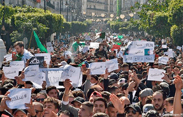 Алжирский диктатор ушел, но протесты не стихают
