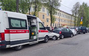 В Минске водитель скорой спровоцировал «паровоз» из семи машин