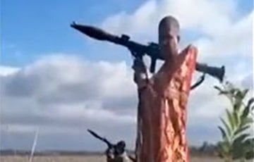 Видеофакт: Священник РПЦ на передовой в рясе стреляет из гранатомета