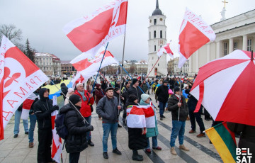 В Вильнюсе беларусы с бело-красно-белыми флагами приняли участие в митинге солидарности с Украиной