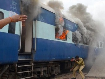 На юге Индии поезд загорелся во время движения