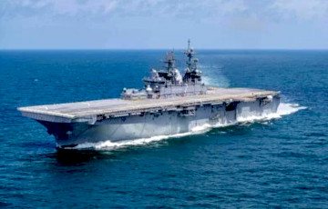 США отправили десантный корабль USS Tripoli в морпехами на Ближний Восток
