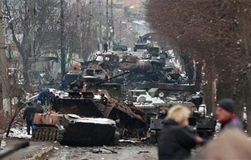 Дороги в Буче преградил металлолом из военной техники РФ