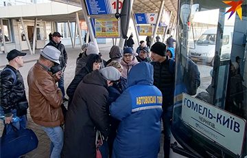 «Некоторые автобусы отменили»: что происходит на границе Беларуси с Украиной
