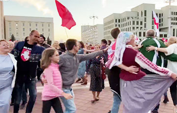 На площади Независимости люди танцуют белорусские народные танцы