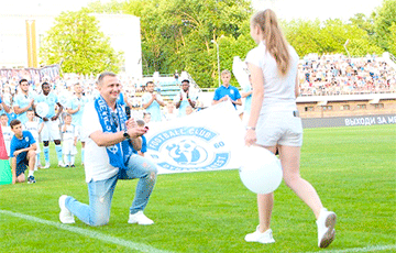 Фанат брестского «Динамо» сделал предложение своей девушке прямо на футбольном поле