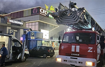 В Крыму загорелся крупный торговый центр