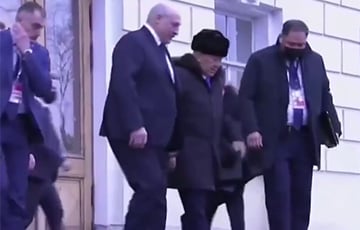 Лукашенко и Назарбаевым на саммите в Санкт-Петербурге еле передвигаются