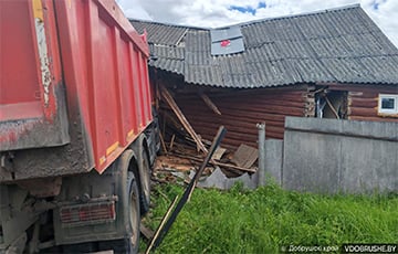 В Добруше большегруз въехал в жилой дом