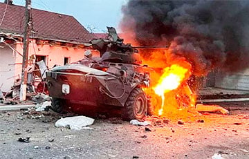 Украинские десантники эффектно уничтожили московитский БТР ударами дрона и артиллерии