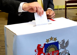 На выборах в Латвии побеждают социал-демократы и правоцентристы