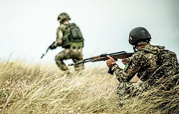 Бойцы Отдельной президентской бригады ВСУ «выкашивают» оккупантов из окопа на Донбассе