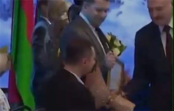Как Лукашенко вручил цветы человеку без рук