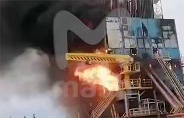 Охваченная огнем нефтяная вышка рухнула в московитском регионе