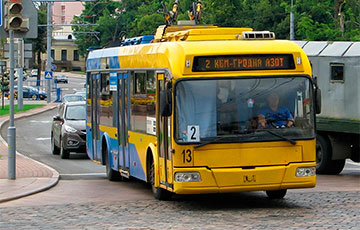 Маразм лукашистов: в Гродно перекрашивают желто-голубые троллейбусы