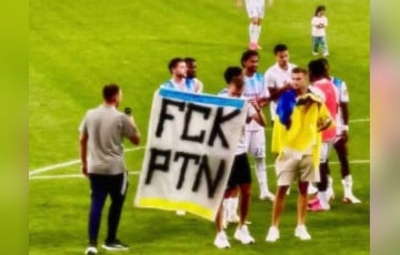 Украинские футболисты отказались пожимать руки беларусам и вышли с баннером FCK PTN