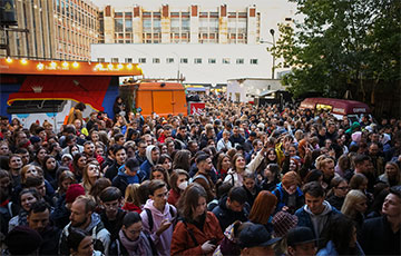 Сотни людей собрались на протестный концерт в минской «Песочнице»