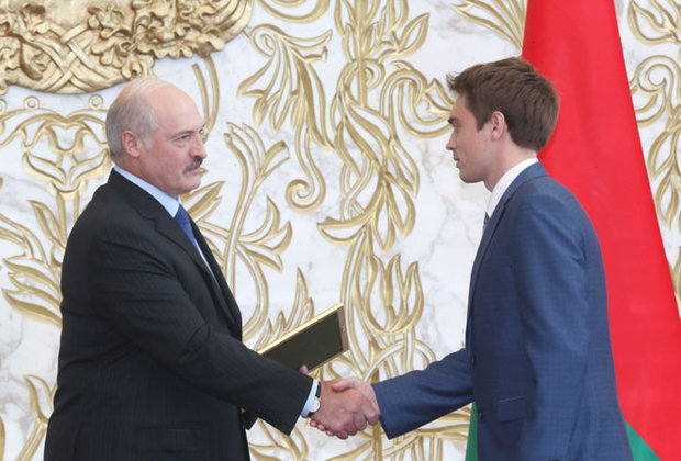 Лукашенко утвердил президентские стипендии 495 студентам