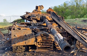 Украинский дрон-камикадзе уничтожил московитский танк, который защищался «мангалом»