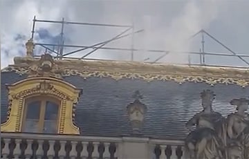 Во Франции загорелся Версаль
