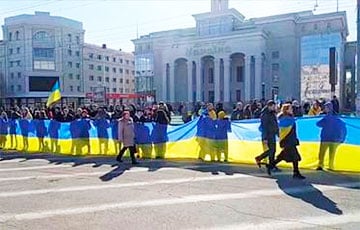 На главной площади освобожденного Херсона поют гимн Украины