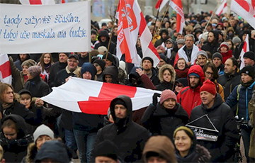 Колонна протестующих в Минске двинулась в сторону Площади Победы