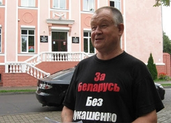 Гомельского оппозиционера не пускают  на ТВ в майке «За Беларусь без Лукашенко»