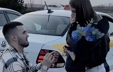 Таксист из Беларуси сделал предложение девушке необычным способом