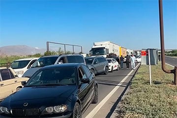 Фермеры в Армении перекрыли трассу в Иран