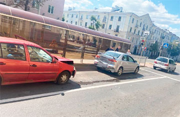В центре Минска столкнулись три автомобиля