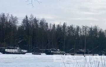 В Брестскую область прибыл военный эшелон с большим количеством танков РФ
