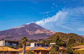 Крупнейший вулкан Европы Этна начал выпускать «кольца дыма»