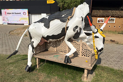 Индийская полиция извинилась перед надувшим пластиковую корову художником