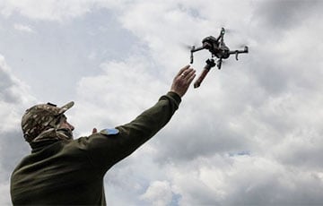 Оператор украинского дрона проучил оккупанта-мародера с мешком на плечах