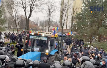 В Кишиневе фермеры на тракторах штурмовали парламент Молдовы