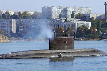 Спутниковые фото показали реальное состояние субмарины РФ после удара дронов СБУ