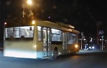 В Минске троллейбус сбил подростка на самокате и вылетел с дороги