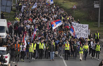 Сотни сербских студентов отправились в многодневный марш в знак протеста