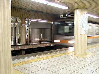 В токийском метро пассажир разлил соляную кислоту