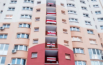 Жители ЖК «Мегаполис» украсили свой дом бело-красно-белыми флагами