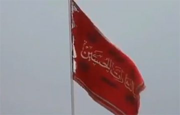 Видеофакт: Над одной из главных мечетей Ирана подняли красный «флаг мести»
