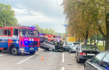 В Минске на улице Казинца перевернулся Geely