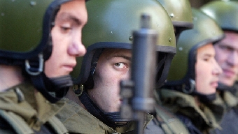 Лейтенант милиции против «дуболомов» из внутренних войск (Фото, видео)