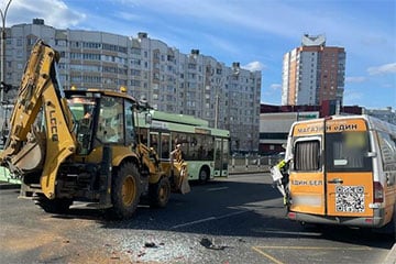 В Минске погрузчик врезался в маршрутку