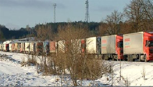 Тринадцатикилометровая пробка на границе с Беларусью (Фото)