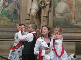 Четверо британцев приклеились к статуе в здании парламента