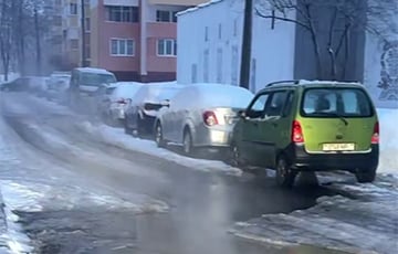 В Минске на одной из улиц произошел прорыв теплотрассы