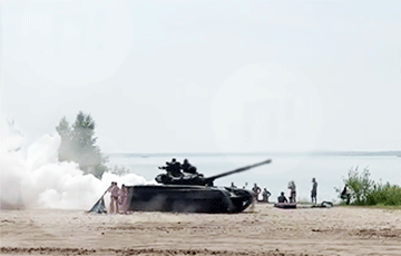 В Московии танк заехал на пляж и едва не раздавил людей
