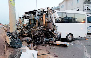 В Турции автобус с беларусскими туристами протаранил бетонный столб