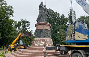 Под Киевом беларусскими МАЗами демонтировали монумент воссоединения Украины с Московией